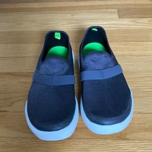 Oofos oomg shoes, worn once!